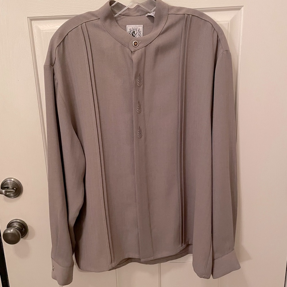 Winners | Women’s size large pleated button down grey tone long sleeve blouse.